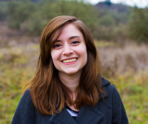Ritratto di una giovane donna sorridente all’aperto
